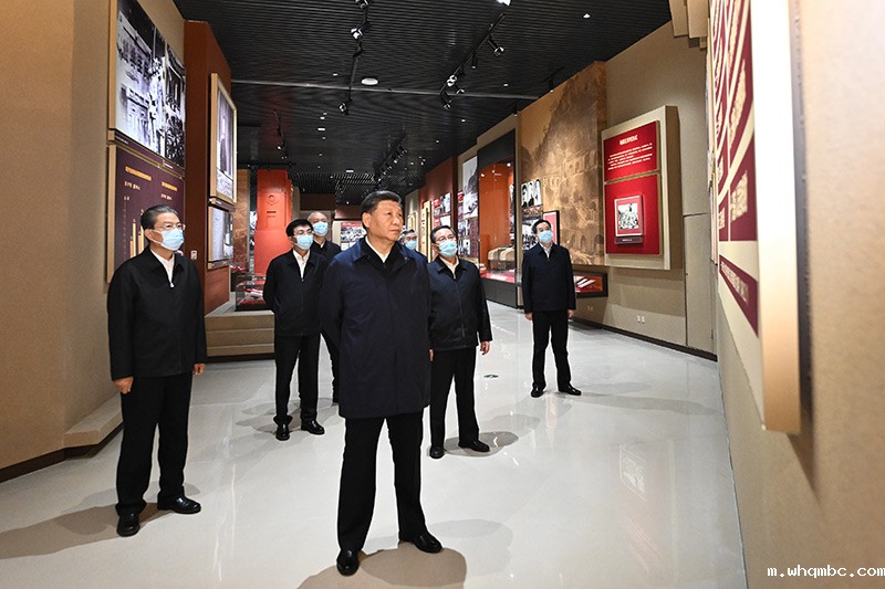 10月27日,中共中央总书记、国家主席、中央军委主席习近平带领中共中央政治局常委李强、赵乐际、王沪宁、蔡奇、丁薛祥、李希,瞻仰延安革命纪念地。这是习近平等在延安革命纪念馆,参观《伟大历程——中共中央在延安十三年历史陈列》。