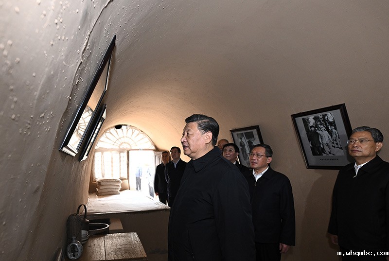 10月27日,中共中央总书记、国家主席、中央军委主席习近平带领中共中央政治局常委李强、赵乐际、王沪宁、蔡奇、丁薛祥、李希,瞻仰延安革命纪念地。这是习近平等在杨家岭参观朱德旧居。